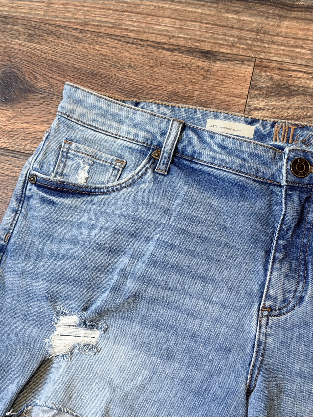 KUT from the Kloth Katy Boyfriend Denim Shorts in a light wash size 14W - Picture 13 of 16